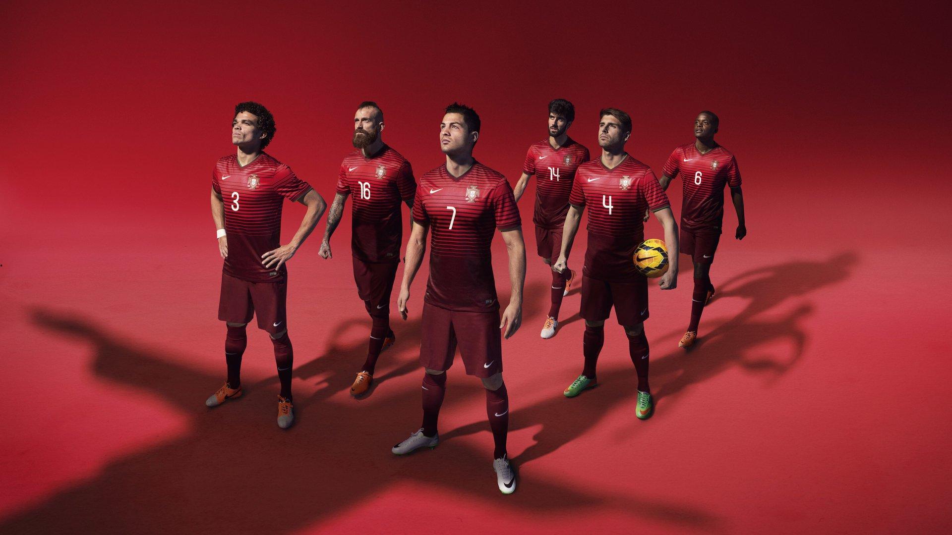 冰球联赛激战正酣,强队对决引爆球迷热情,新秀表现抢眼